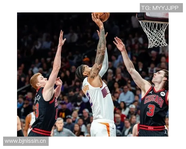 布克半场表现起伏7投4中仅得13分失误频频影响球队节奏 布克半场表现起伏7投4中仅得13分失误频频影响球队节奏