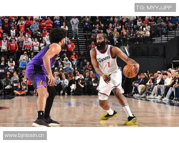 小卡上半场表现抢眼两分全中三分稍显失准罚球稳健贡献17分