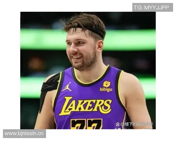 浓眉在训练营增重13斤展现更强壮体态引发球迷热议 浓眉在训练营增重13斤展现更强壮体态引发球迷热议