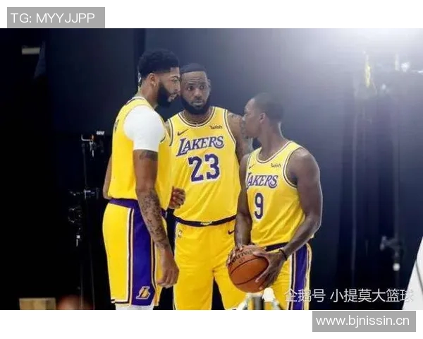 霍华德晒与佩林卡合照及39号球衣照为湖人加油展现归队决心