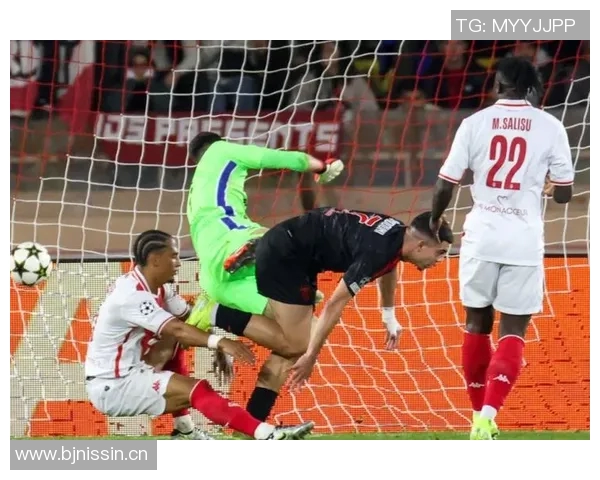 摩纳哥十人迎战逆境科雷尔最后时刻拼尽全力被红牌罚下