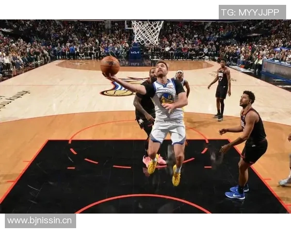 埃奇库姆倒地抢断展现速度76人迅速暂停保护球权 埃奇库姆倒地抢断展现速度76人迅速暂停保护球权