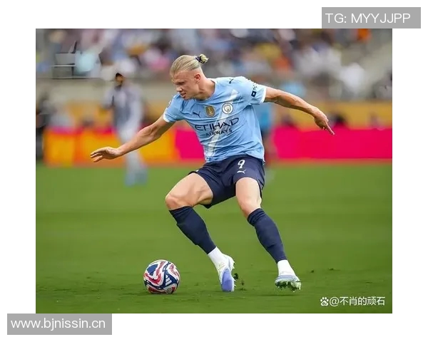 哈兰德与传奇前锋莱因克尔希勒同框合影展现神锋风采