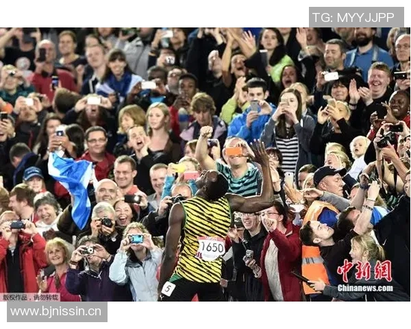 亚历山大赛后热情为休斯敦客场球迷签名展现偶像风范