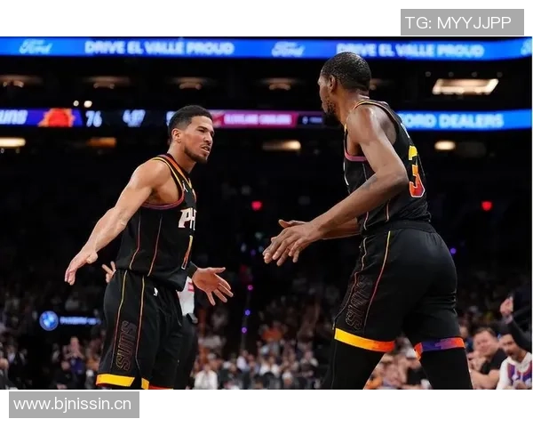 布克关键时刻罚球稳健全场19投7中贡献26分3篮板9助攻2抢断表现出色